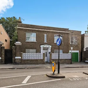 Stunning Flat With Free On-street Parking! Apartment
