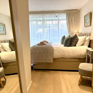 Walcot Yard With Parking, Keys Bath
